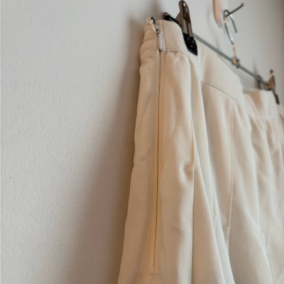 Elegant White Pleated Skirt - Picture 3 of 3